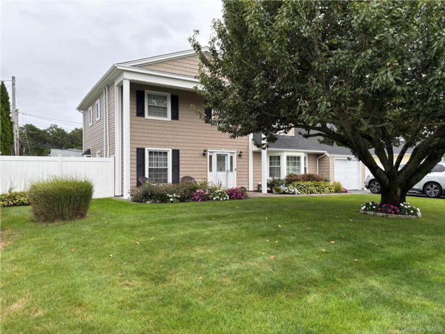  4 BR,  3.00 BTH &nbsp;Colonial style home in Holbrook