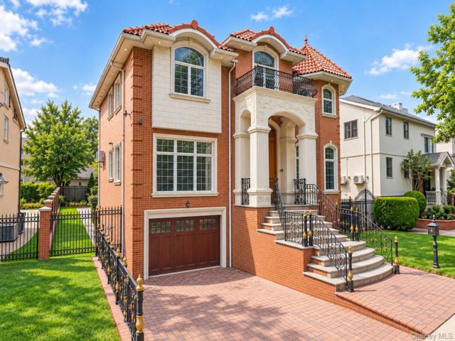  4 BR,  4.00 BTH &nbsp;Colonial style home in Little Neck