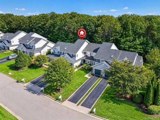  3 BR,  3.00 BTH &nbsp;Condo style home in East Setauket