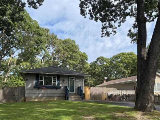  3 BR,  1.00 BTH &nbsp;Ranch style home in Mastic
