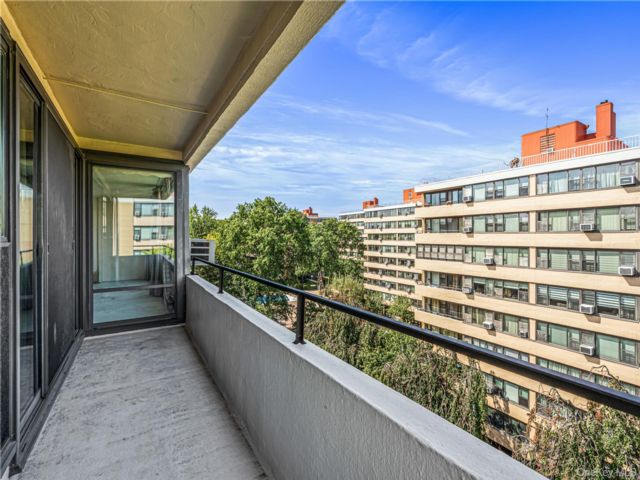  2 BR,  1.00 BTH &nbsp;Mid rise style home in Beechhurst