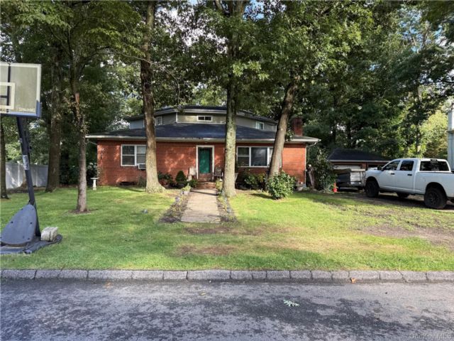  4 BR,  2.00 BTH &nbsp;Exp ranch style home in Smithtown