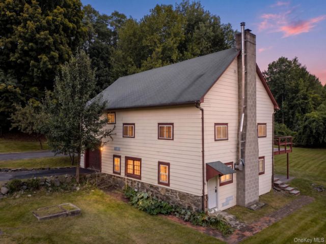  3 BR,  2.00 BTH &nbsp;Farmhouse style home in Middletown