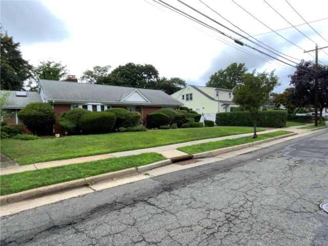  3 BR,  4.00 BTH &nbsp;Exp ranch style home in Hempstead