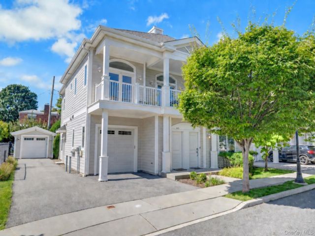  3 BR,  3.00 BTH &nbsp;Condo style home in City Island