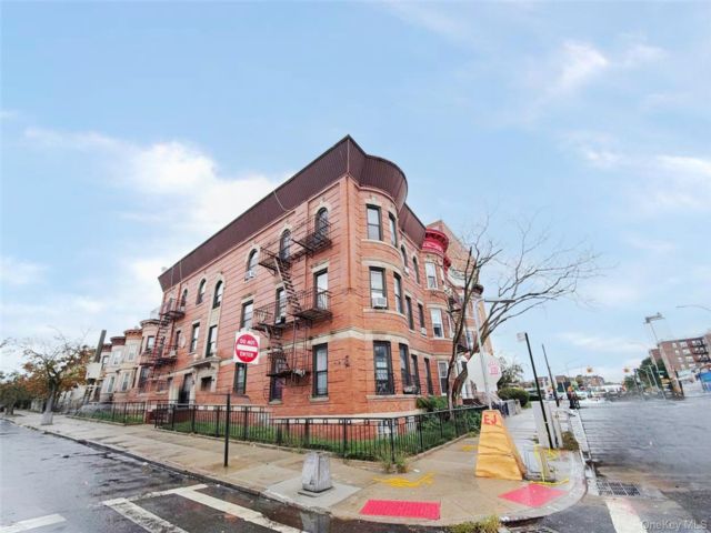  2 BR,  1.00 BTH &nbsp;Mid rise style home in Bath Beach
