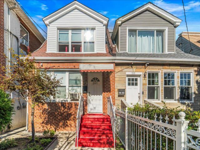  4 BR,  3.00 BTH &nbsp;Colonial style home in East Elmhurst