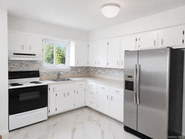  3 BR,  1.00 BTH &nbsp;Exp ranch style home in West Babylon