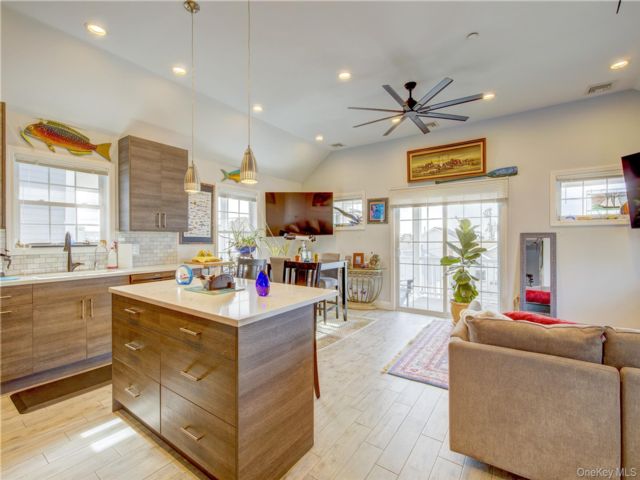 2 BR,  1.00 BTH &nbsp;Raised ranch style home in Long Beach