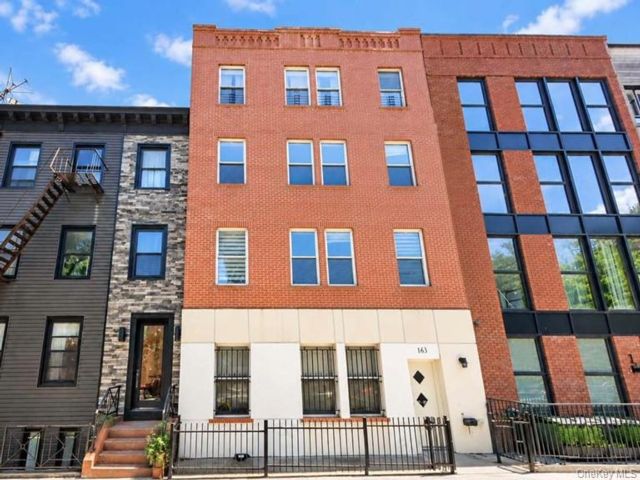  2 BR,  2.00 BTH &nbsp;Mid rise style home in Clinton Hill