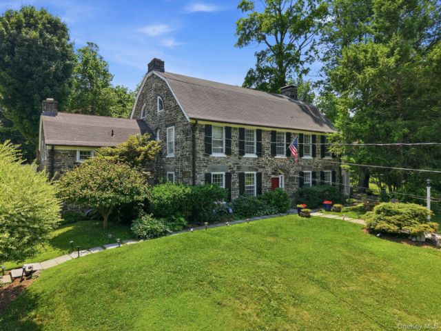  4 BR,  5.00 BTH &nbsp;Colonial style home in Poughkeepsie