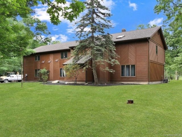  4 BR,  3.00 BTH &nbsp;Contemporary style home in Goshen