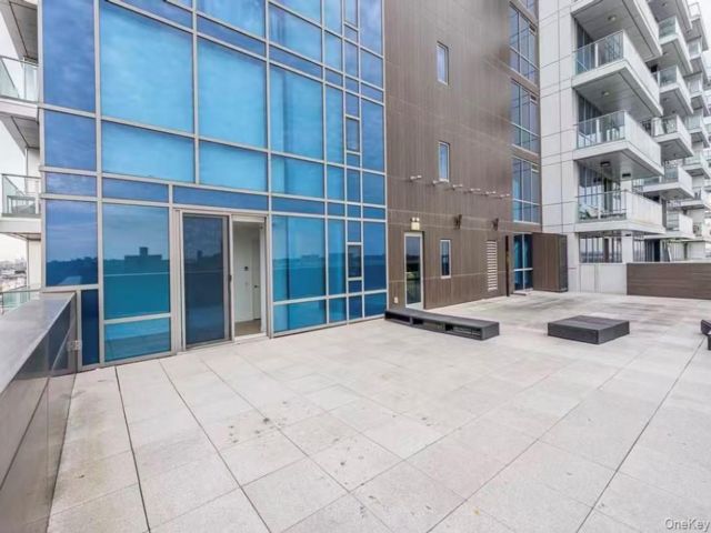  2 BR,  2.00 BTH &nbsp;Mid rise style home in Flushing