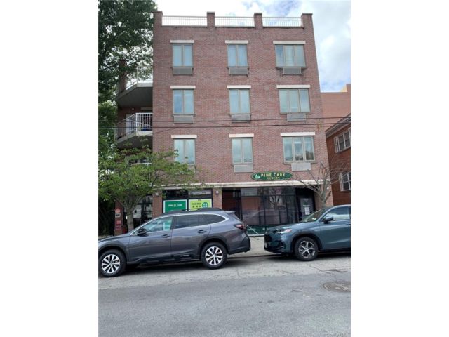  2 BR,  2.00 BTH &nbsp;Mid rise style home in Flushing
