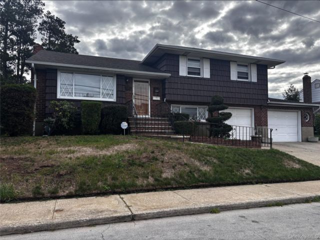  3 BR,  2.00 BTH &nbsp;Split level style home in West Hempstead