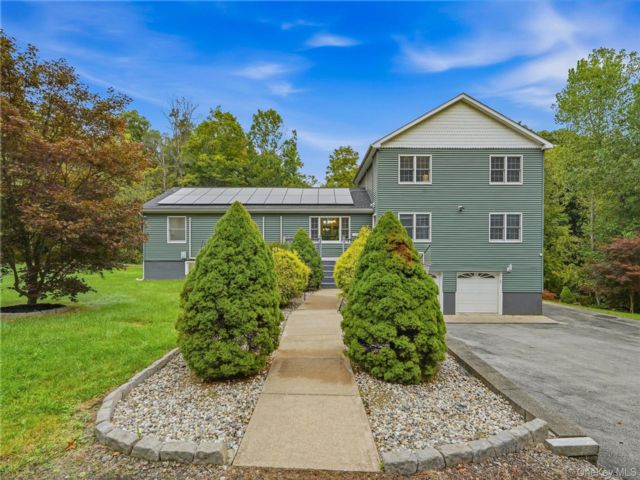  5 BR,  4.00 BTH &nbsp;Colonial style home in Highland