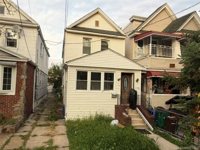 3 BR,  1.00 BTH &nbsp;Colonial style home in Richmond Hill