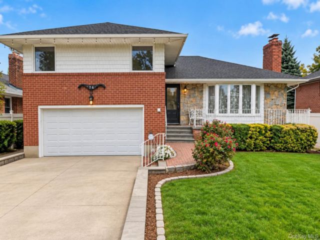  3 BR,  3.00 BTH &nbsp;Other style home in New Hyde Park