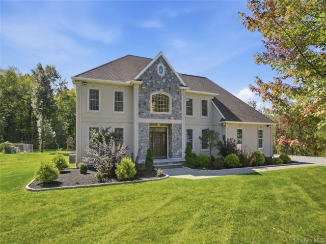  4 BR,  4.00 BTH &nbsp;Colonial style home in Mahopac