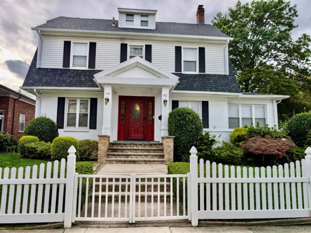  3 BR,  4.00 BTH &nbsp;Colonial style home in Flushing