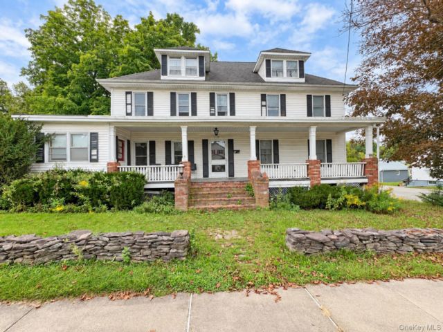  4 BR,  2.00 BTH &nbsp;Colonial style home in Florida