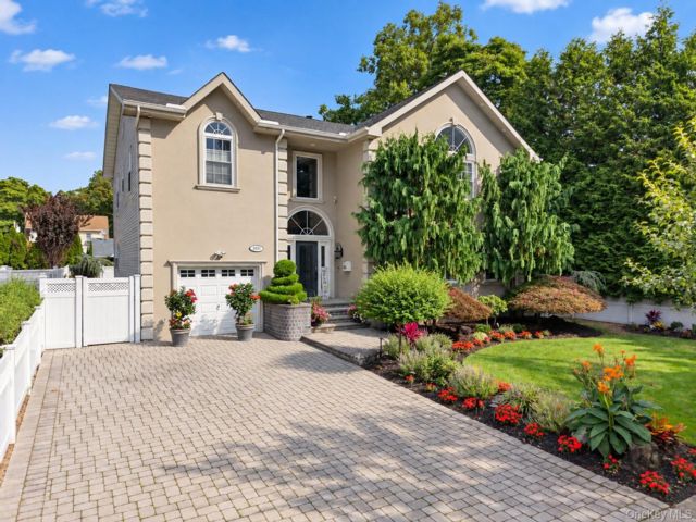  5 BR,  4.00 BTH &nbsp;Colonial style home in North Bellmore
