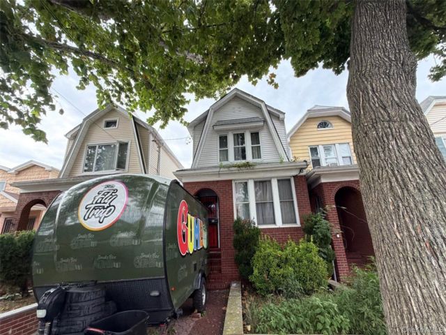  4 BR,  2.00 BTH &nbsp;Colonial style home in Flatlands