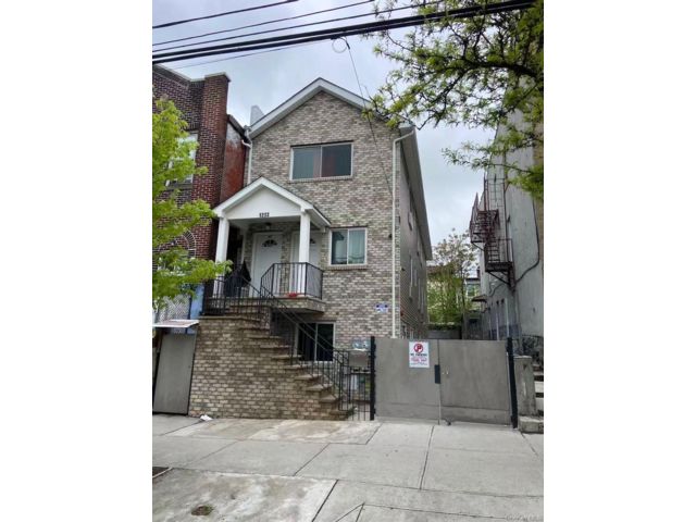  9 BR,  5.00 BTH &nbsp;House style home in Soundview