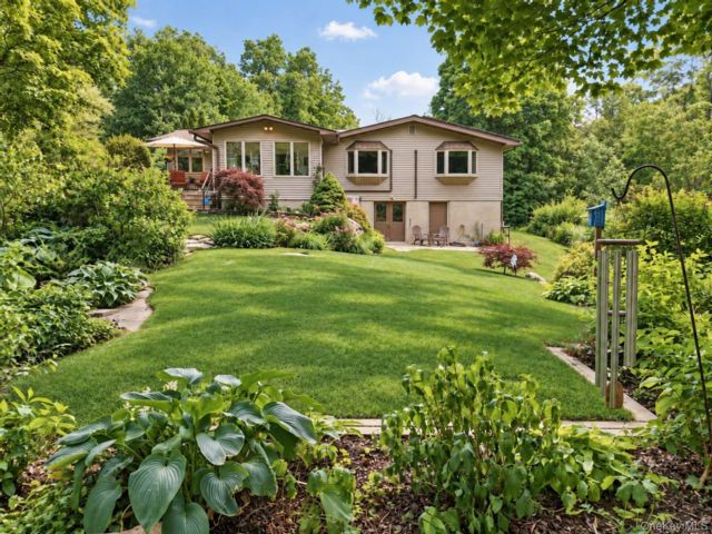  4 BR,  3.00 BTH &nbsp;Ranch style home in Highland