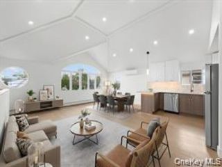  3 BR,  2.00 BTH &nbsp;Full floor apar style home in Rosedale
