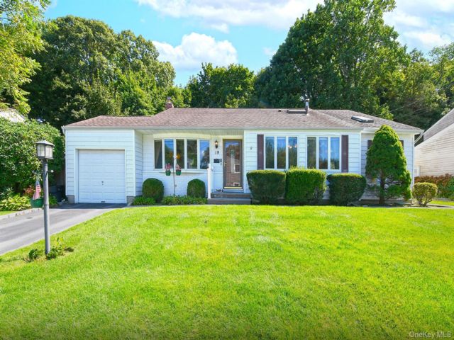  3 BR,  2.00 BTH &nbsp;Split level style home in South Huntington