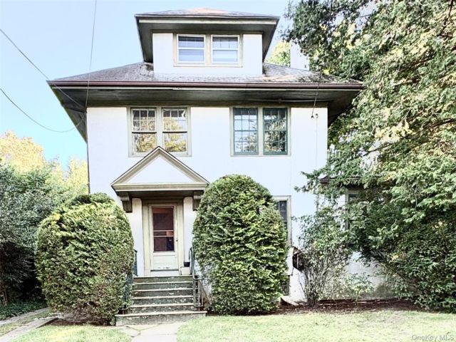  5 BR,  3.00 BTH &nbsp;Craftsman style home in Little Neck