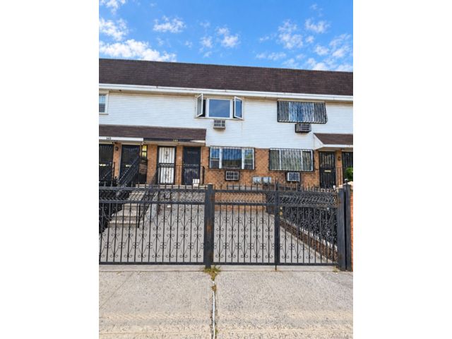  7 BR,  4.00 BTH &nbsp;House style home in Bedford Stuyvesant
