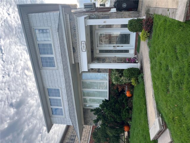  2 BR,  1.00 BTH &nbsp;Bungalow style home in Howard Beach