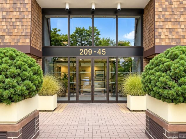  1 BR,  1.00 BTH &nbsp;Garden style home in Bayside