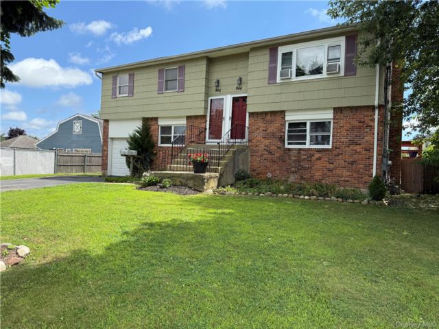  3 BR,  1.00 BTH &nbsp;Hi ranch style home in East Farmingdale