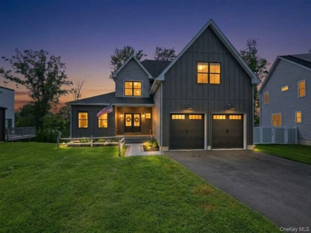  4 BR,  4.00 BTH &nbsp;Colonial style home in Rock Tavern