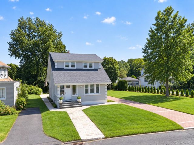  4 BR,  2.00 BTH &nbsp;Colonial style home in Nanuet