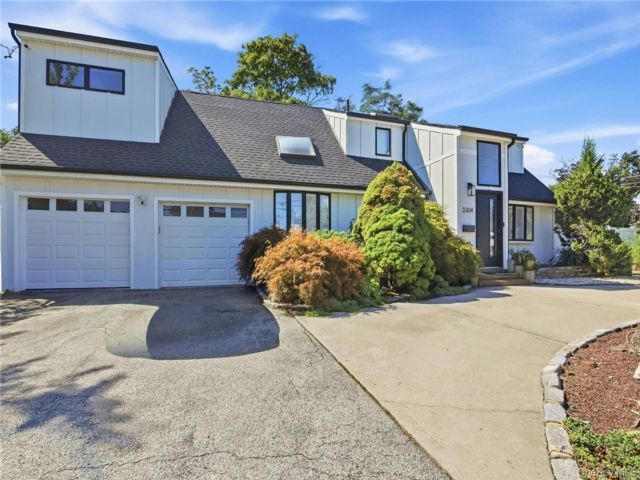  4 BR,  2.00 BTH &nbsp;Contemporary style home in Oceanside