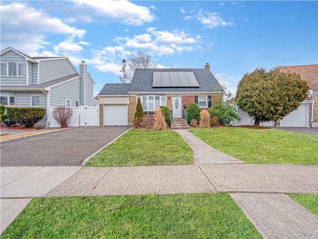  4 BR,  3.00 BTH &nbsp;Cape cod style home in East Meadow