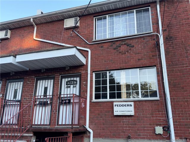  3 BR,  2.00 BTH &nbsp;House style home in Saint Albans