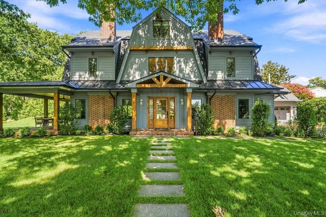  5 BR,  5.00 BTH &nbsp;Colonial style home in Garden City