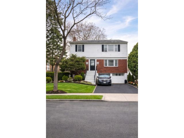  8 BR,  3.00 BTH &nbsp;House style home in Mount Vernon