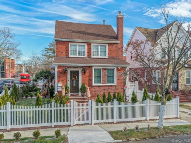  5 BR,  2.00 BTH &nbsp;Colonial style home in Cambria Heights