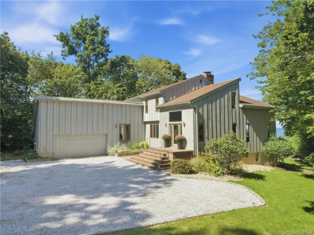  4 BR,  4.00 BTH &nbsp;Contemporary style home in Port Jefferson
