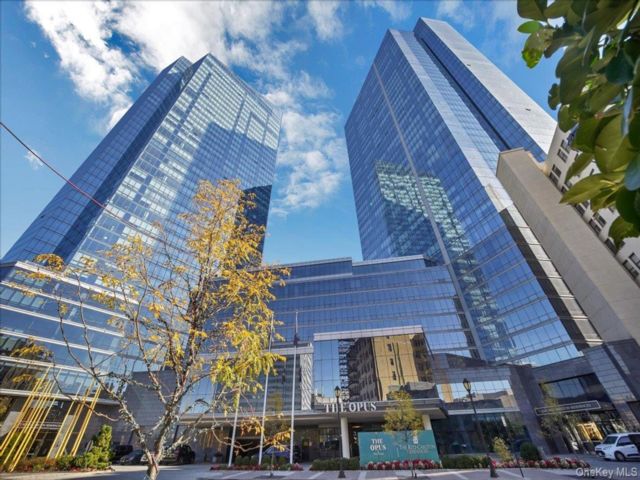  2 BR,  3.00 BTH &nbsp;High rise style home in White Plains