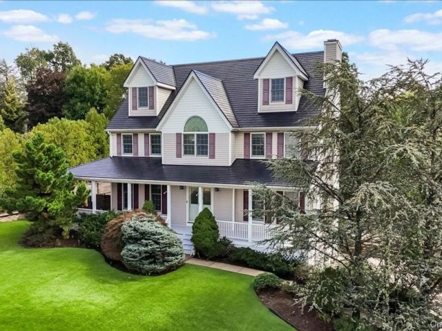  4 BR,  4.00 BTH &nbsp;Colonial style home in Nanuet