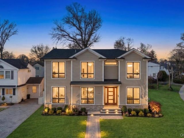  5 BR,  7.00 BTH &nbsp;Colonial style home in Levittown