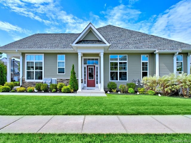  3 BR,  3.00 BTH &nbsp;Condo style home in Yaphank