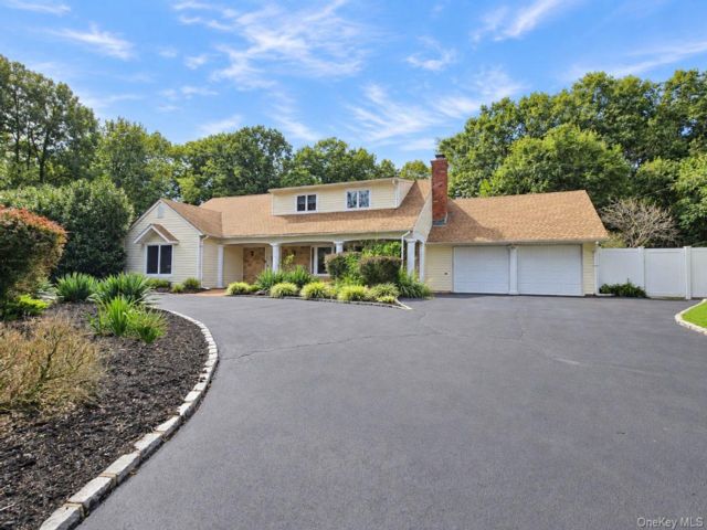  5 BR,  3.00 BTH &nbsp;Farmhouse style home in Stony Brook